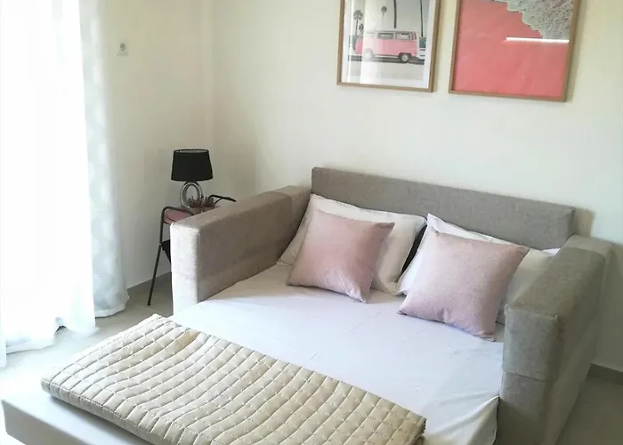 Stylish Bedsit Getaway 2 At Kriopighi *