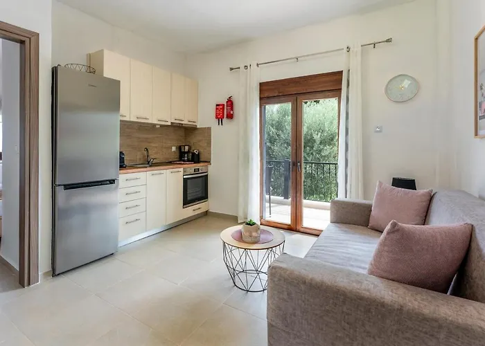 Stylish Bedsit Getaway 2 At Kriopighi * 크리오피지